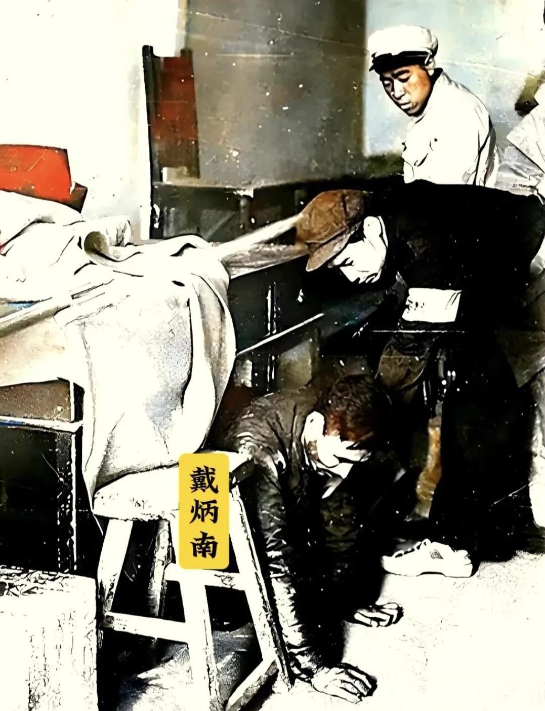这是1949年4月太原解放后，解放军抓捕原国军30军第27师师长戴炳南的场景，只