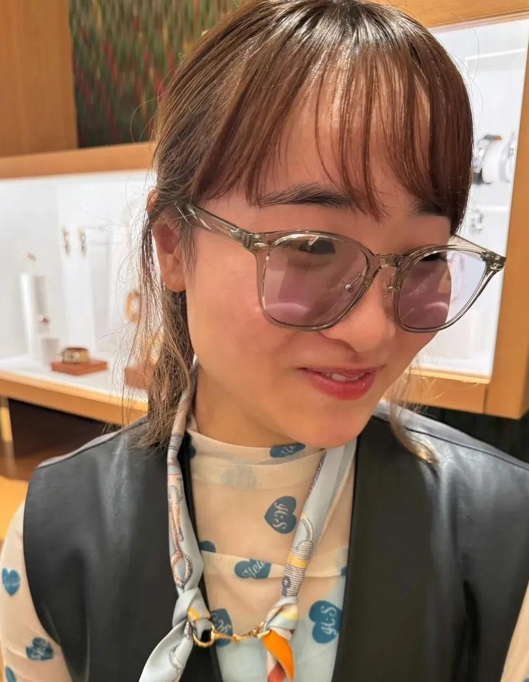 很难想象
眼神犀利，
动作特色的伊藤美诚，
日常生活中，
完全就是乖乖女打扮..