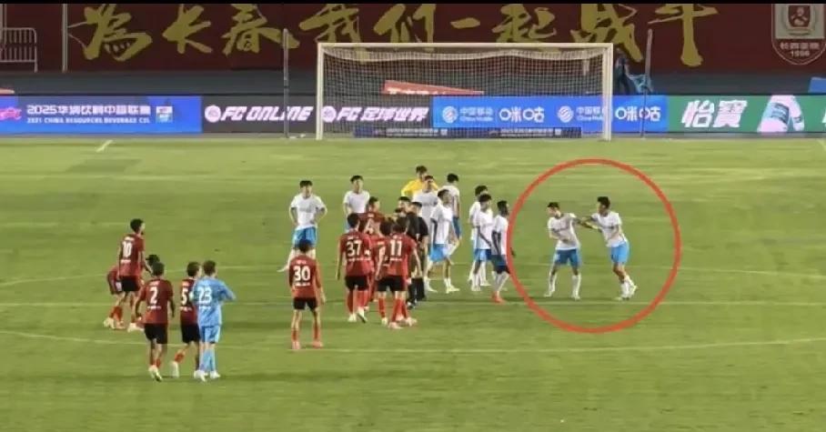 事情的起因是，青岛西海岸客场对阵长春亚泰，西海岸0：1输给亚泰。比赛结束后，张呈