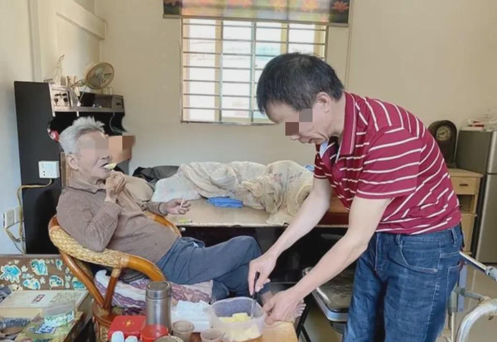 北京，男子40年如一日，在父母床前。四十年，漫长啊，像条老街，坑坑洼洼，走起来硌