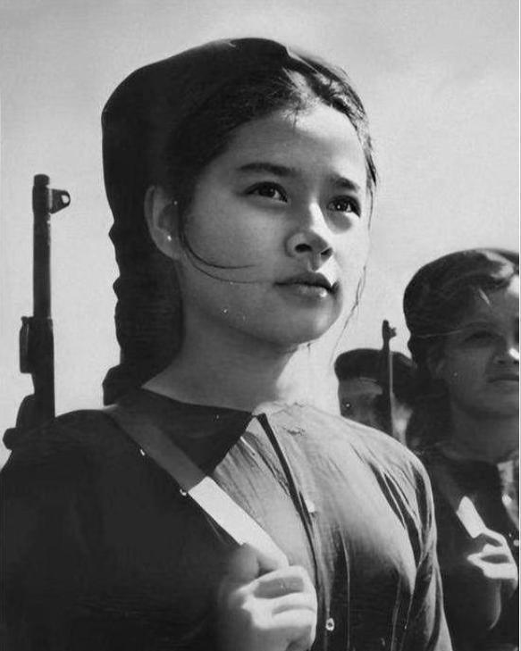 空孕催乳剂，没人扛得住。”1961年,美国对越战争中，美军俘获了一名越南女兵，试
