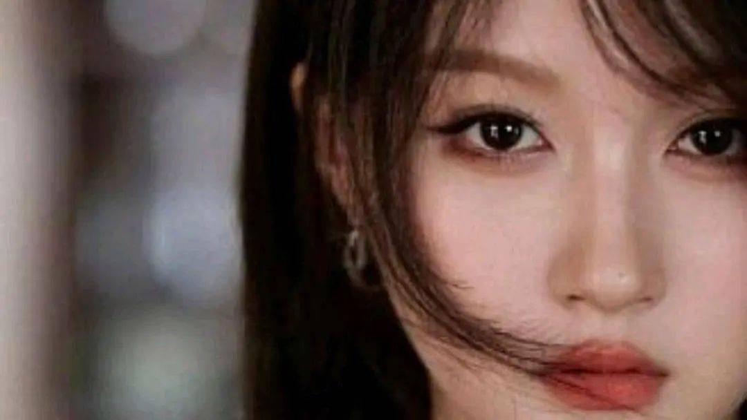 关晓彤华表奖造型被嘲撞脸闫妮！暴露身材直接流口水