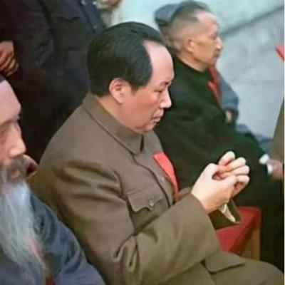 1949年的开国大典上，如此庄严肃穆的氛围中，一个记者拍到了一张毛主席气定神闲抠