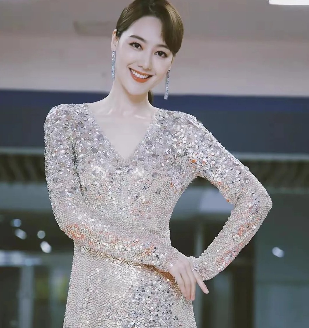 颜值不输周涛，才华不输董卿，身材不输李思思，你知道她是谁吗？
