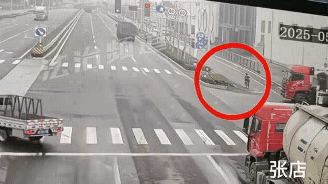 生命至上。行人抢行，置身于大货车盲区。右转大货车推倒行人，继续推着车子和人行驶。