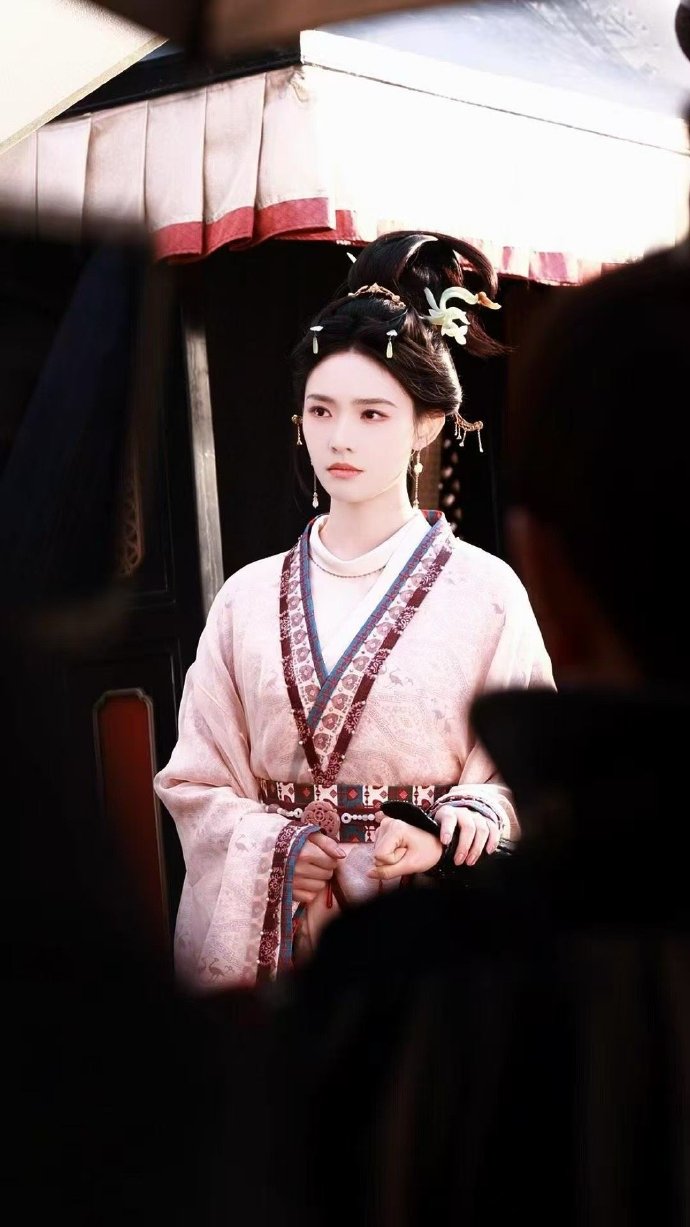 林允这套古装直接封神！易小雅太会抓气质了，魏晋风盘发+珍珠交领，温婉中透着灵动，