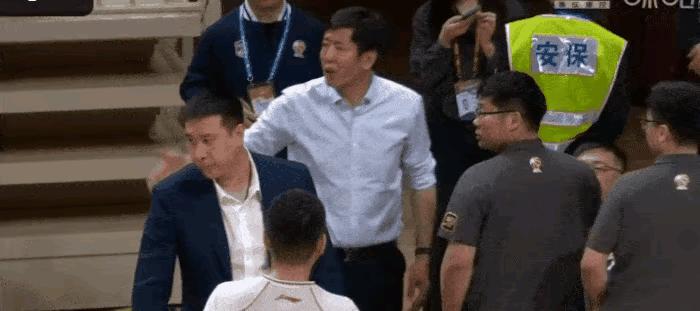 浙江队主教练丁伟今晚火了！CBA常规赛浙江队主场对阵江苏队的比赛进行到第三节，丁