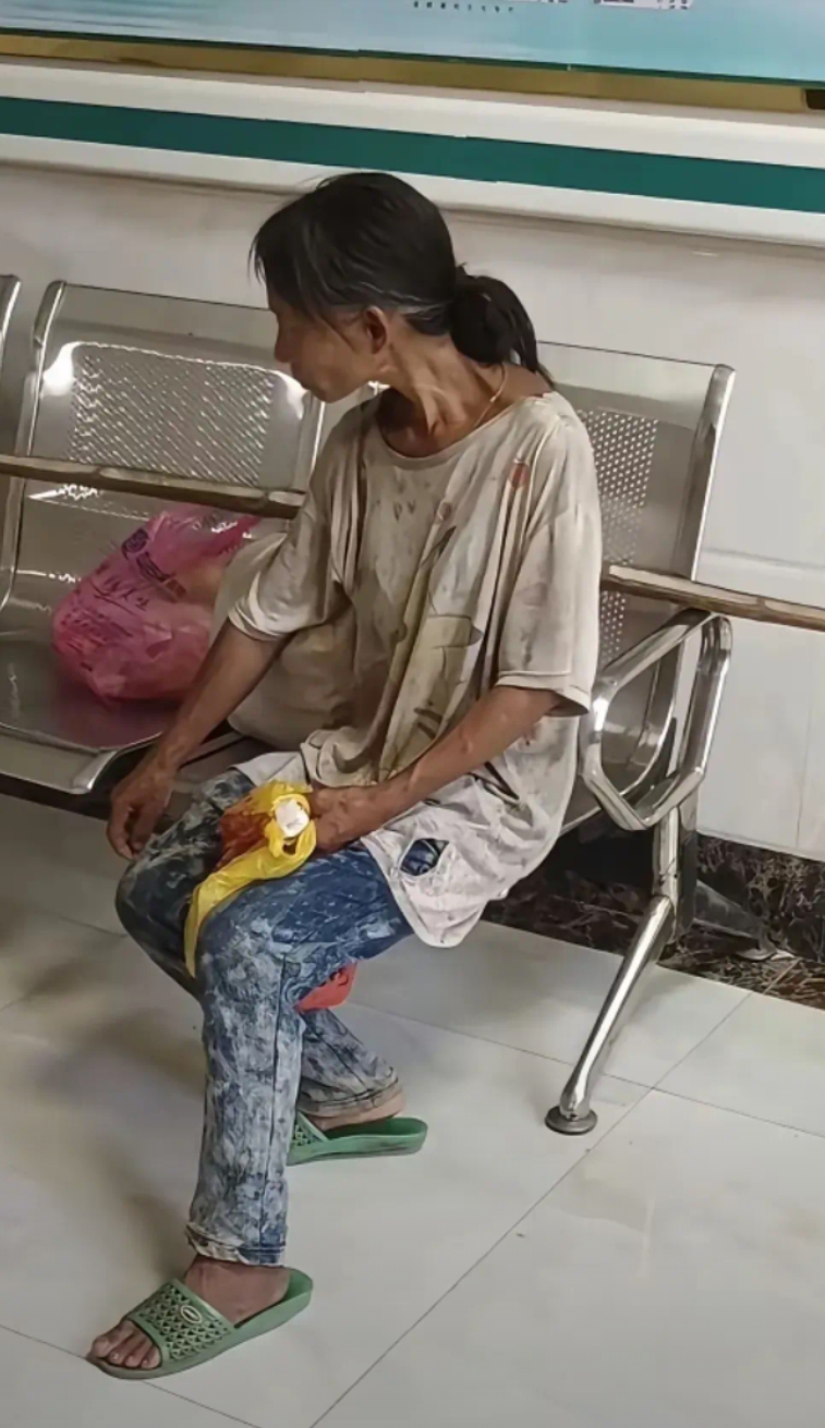 在医院的一角看到的。心痛……