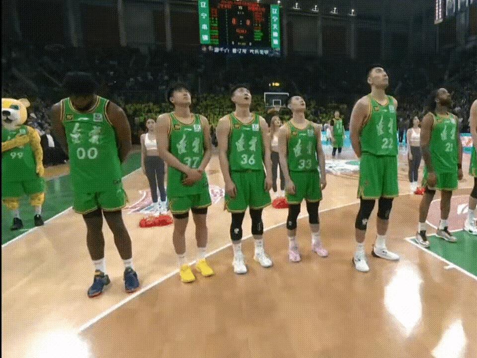 必须严惩不贷！辽宁外援奥利弗不尊重中国国旗，不遵守联赛规则，奏唱国歌仪式过程中，