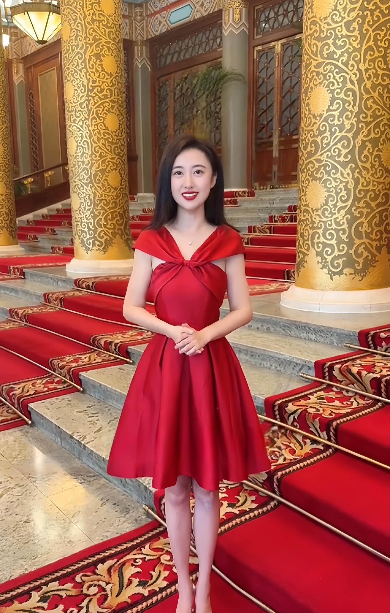 结婚的殿堂
红裙亮眼立阶旁，喜气洋洋进殿堂。
金柱雕花添富贵，红毯铺地映容光。