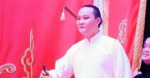 闫云达大骂郭德纲“欠我的必须还回来”之后，又在直播间痛哭流涕，把郭德纲比作亲爹！