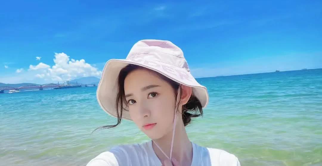 海边不穿比基尼的 王玉雯