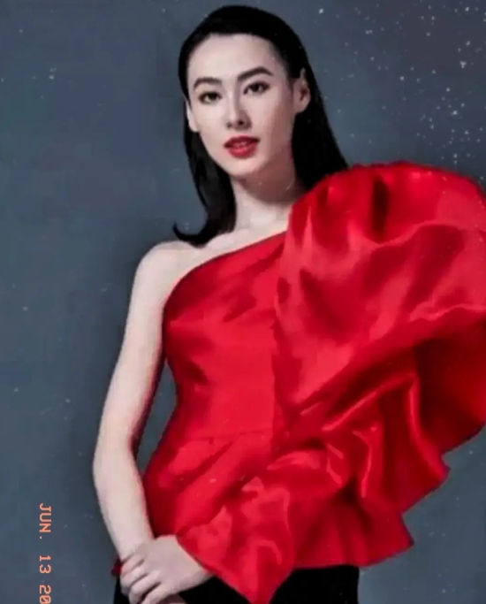 李泽楷这下估计心里五味杂陈！
曾经为他生下三个孩子的梁洛施，在分开多年后，终于