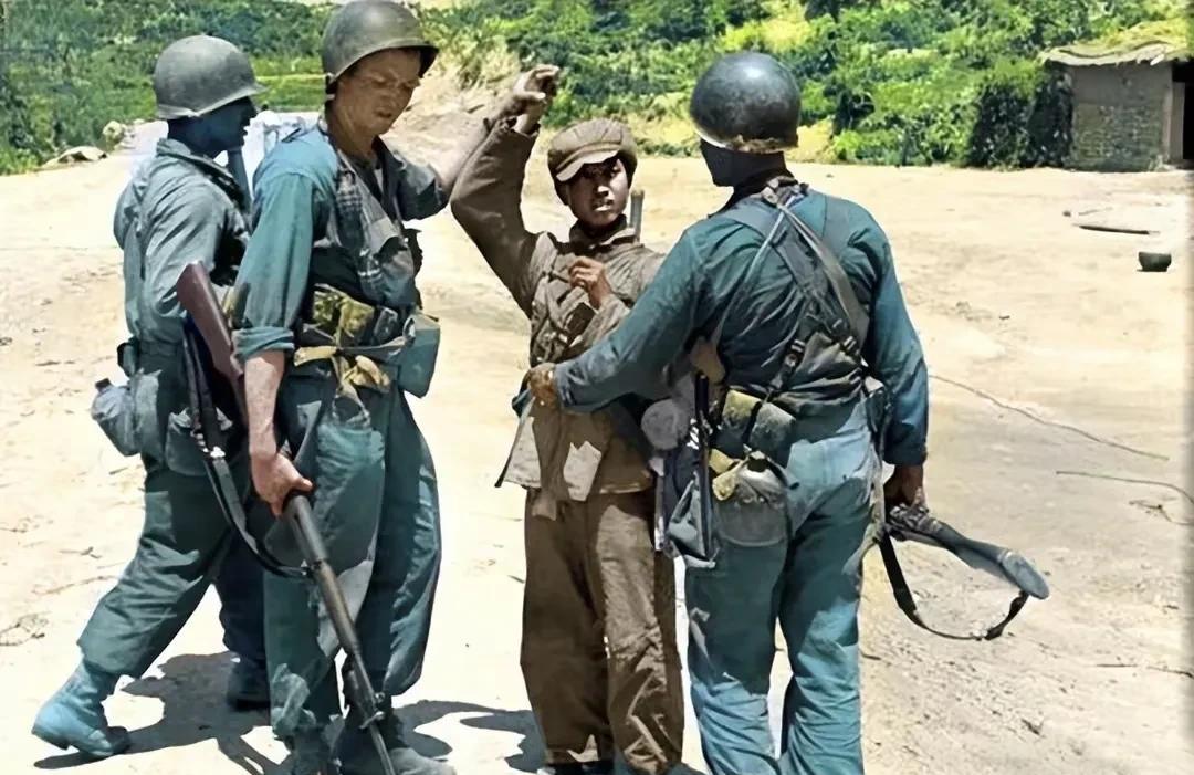 这是令人心痛的老照片，美国随军记者拍摄于1951年的朝鲜战场。
一名志愿军战士和