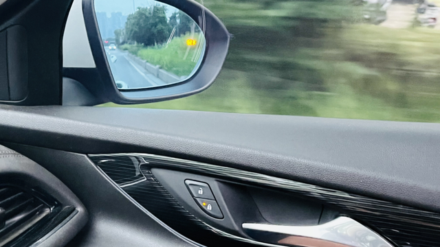 讨论君威出现的几个小故障
我的是18款1.5豪华君威，马上6年了，现在后视镜上的