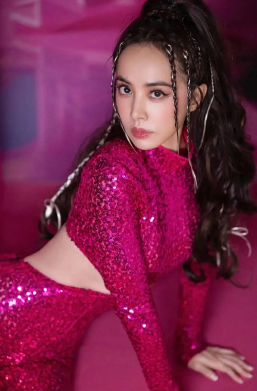 说句大家不怎么爱听的，

蔡依林这个人是天后，也真是奇怪的很，

和三个人谈了四