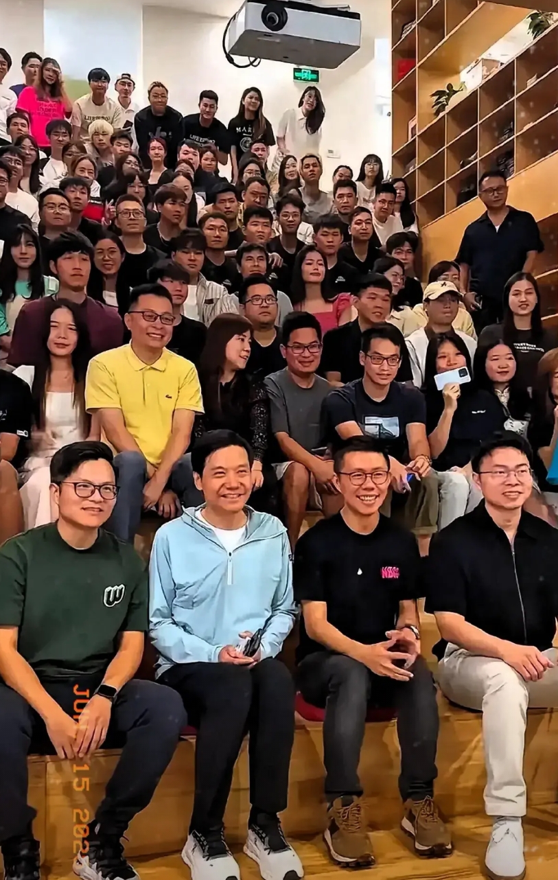 互联网是有记忆的！！

雷军和很多知名人士合过影，这也算是一个时代的记忆与影响力