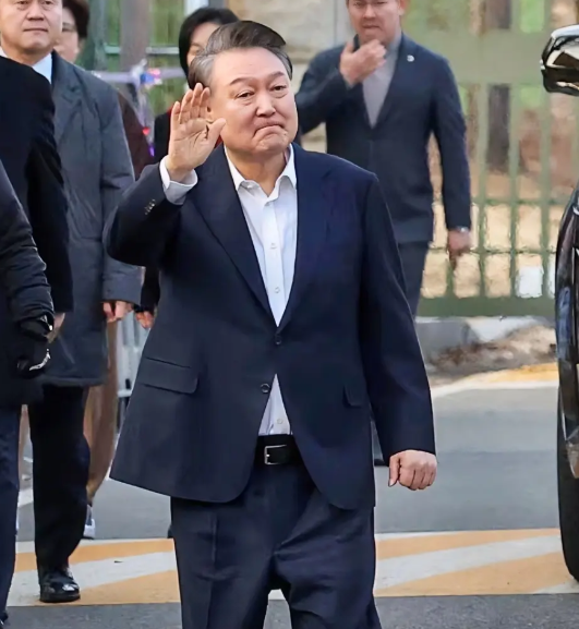 路透社报道，菲律宾参议员们6月10日进行一系列辩论，包括就杜特尔特阵营提出驳回这