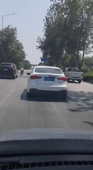 车子鸣笛也不行，就是过不去，因为骑手走的是S道。
有人说，碰上这样的骑手，开车一
