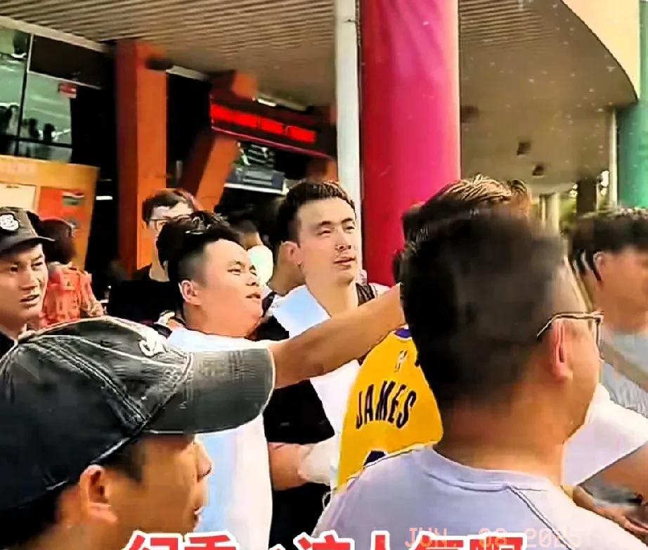 赵继伟人气这么高，太气人了吧，打全运会被球迷围追堵截，纷纷掏出手机合影，安保人员