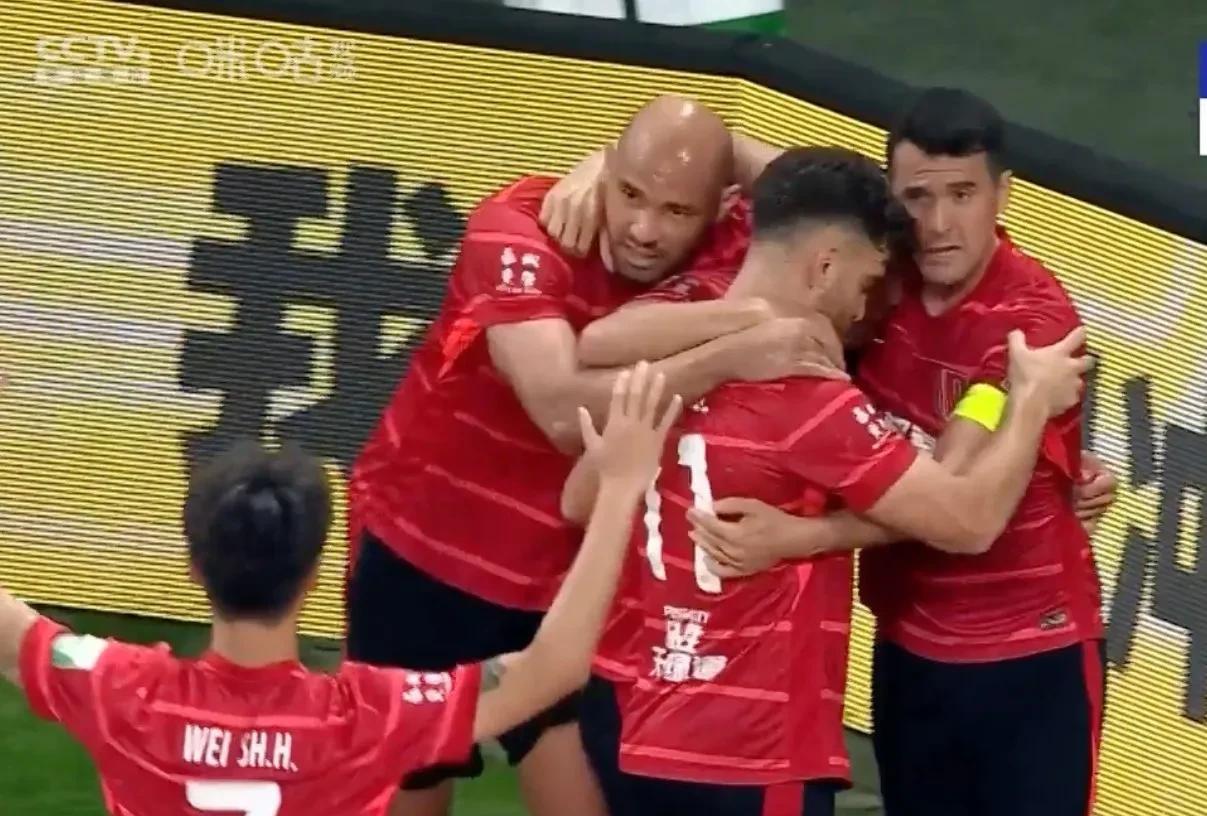 成都蓉城队史首次登顶中超积分榜…昨晚成都蓉城主场1：0击败上海申花，在送给对手赛