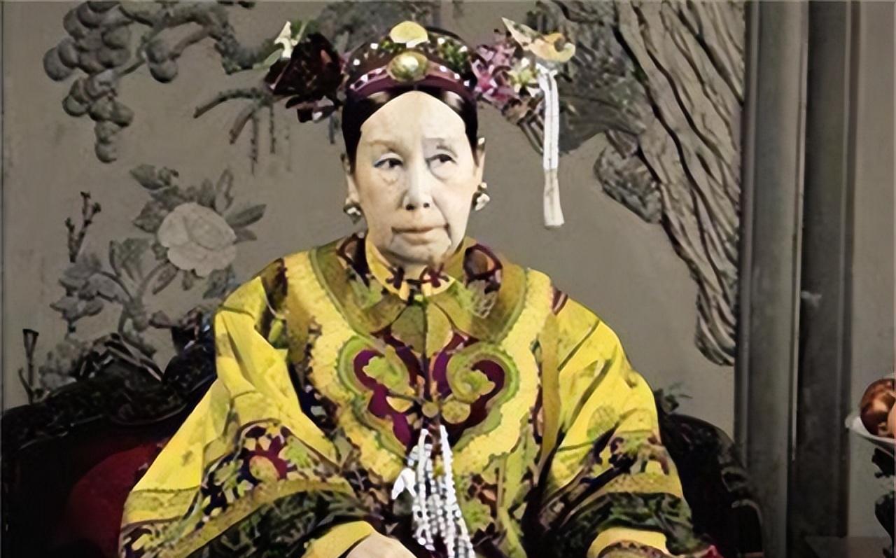 这时候的同治皇帝，已经是个大人了，看着自己老妈和安德海那腻歪样，心里头那叫一个不