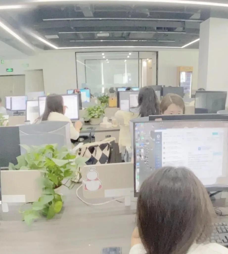 兄弟们，不懂就问，一个公司的老板是销售出身，但是他在公司不盯研发的加班，也不盯销