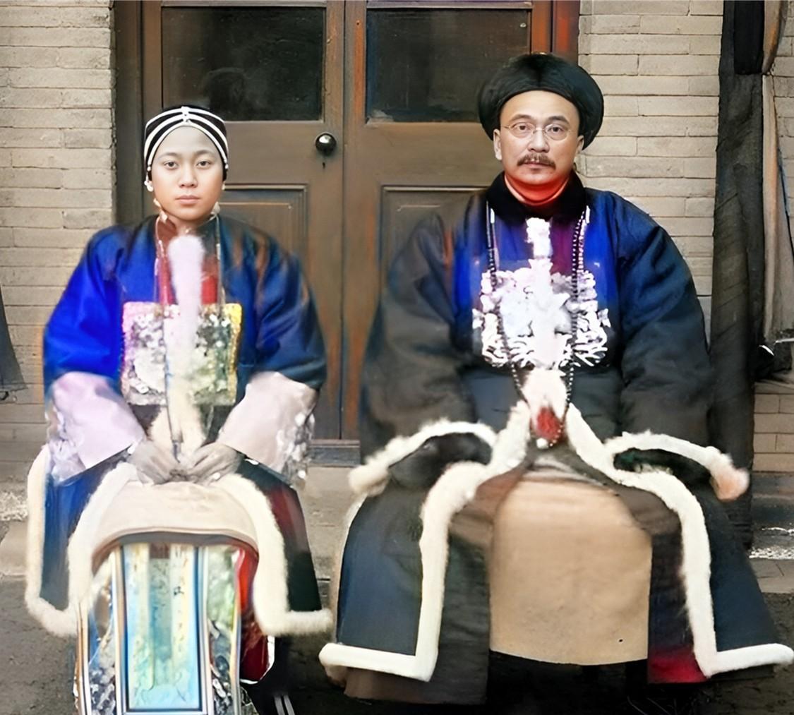 这是唐绍仪与小妾郑氏。此时，郑氏已经被扶正为夫人。因唐绍仪的官职，郑氏被封为诰命