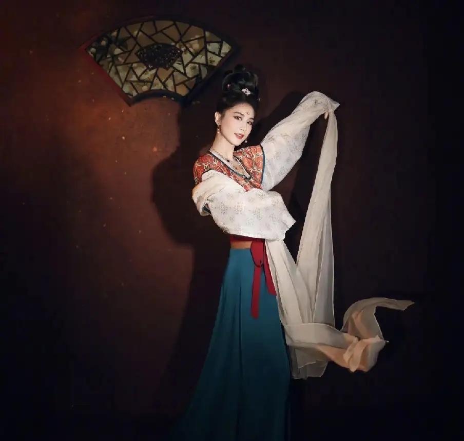 9月21日晚11点，黄圣依深夜发文，一组古典韵味照惊艳众人。她身着精致唐装，眉间