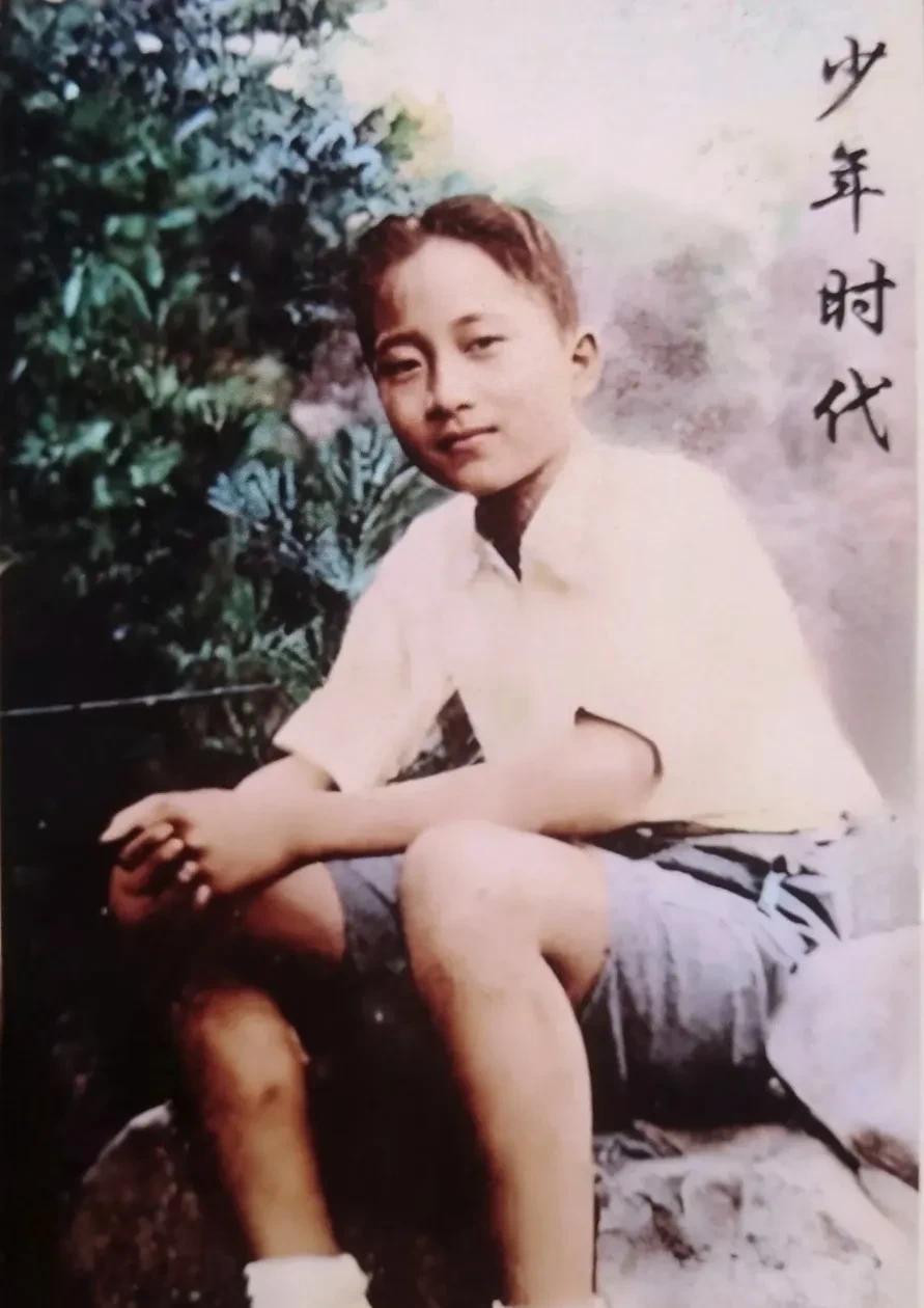 #记录我的2025#
这是一张上海电影制片厂某著名电影表演艺术家年少时的旧照，摄