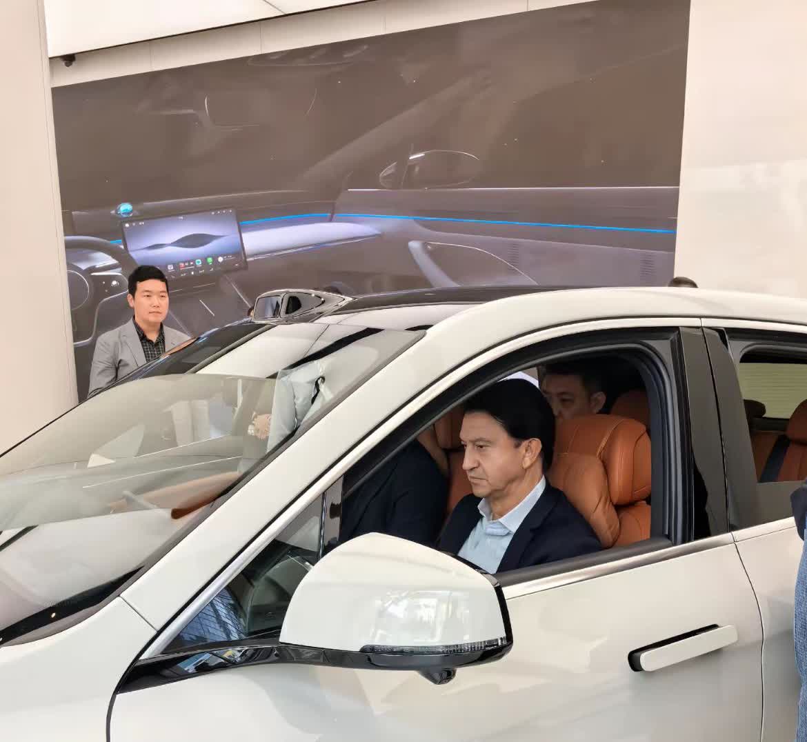 不管你承不承认，问界现在已经成了新能源标杆，现代集团CEO参观体验问界
在这位