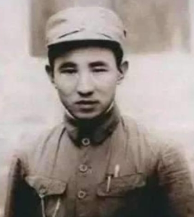 1937年，一走散的西路军战士在村里突然遇到两个马家军骑兵。回去，躲闪，都会引起
