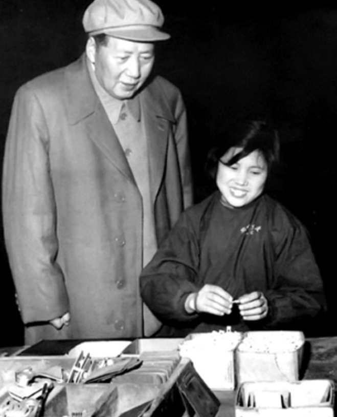 1958年，沈阳电器厂车间里，所有工人埋头苦干，对巡视的大领导不理不睬。突然，一