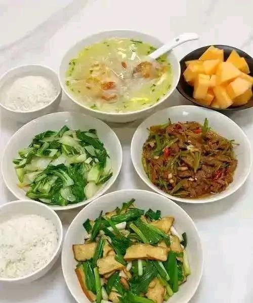 三个人吃，在广东算中等水平吗？