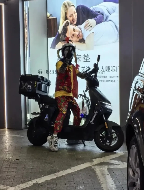 外卖小哥为了流量，也是拼了啊。[汗][汗][汗]