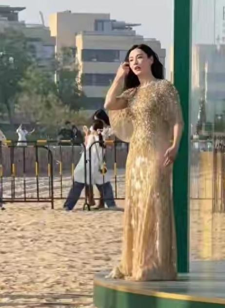 她是经历了什么吗？变化这样大？膀大腰圆，一副心宽体胖的样子，有点不敢相信是她噢。