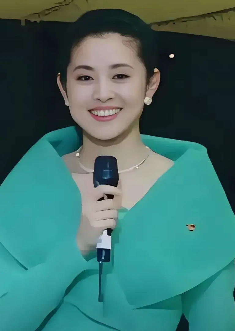 谁没青春靓丽过，就凭这美艳姿色，陈红怎能比。不但颜值一流，人家还是名主持，名演员