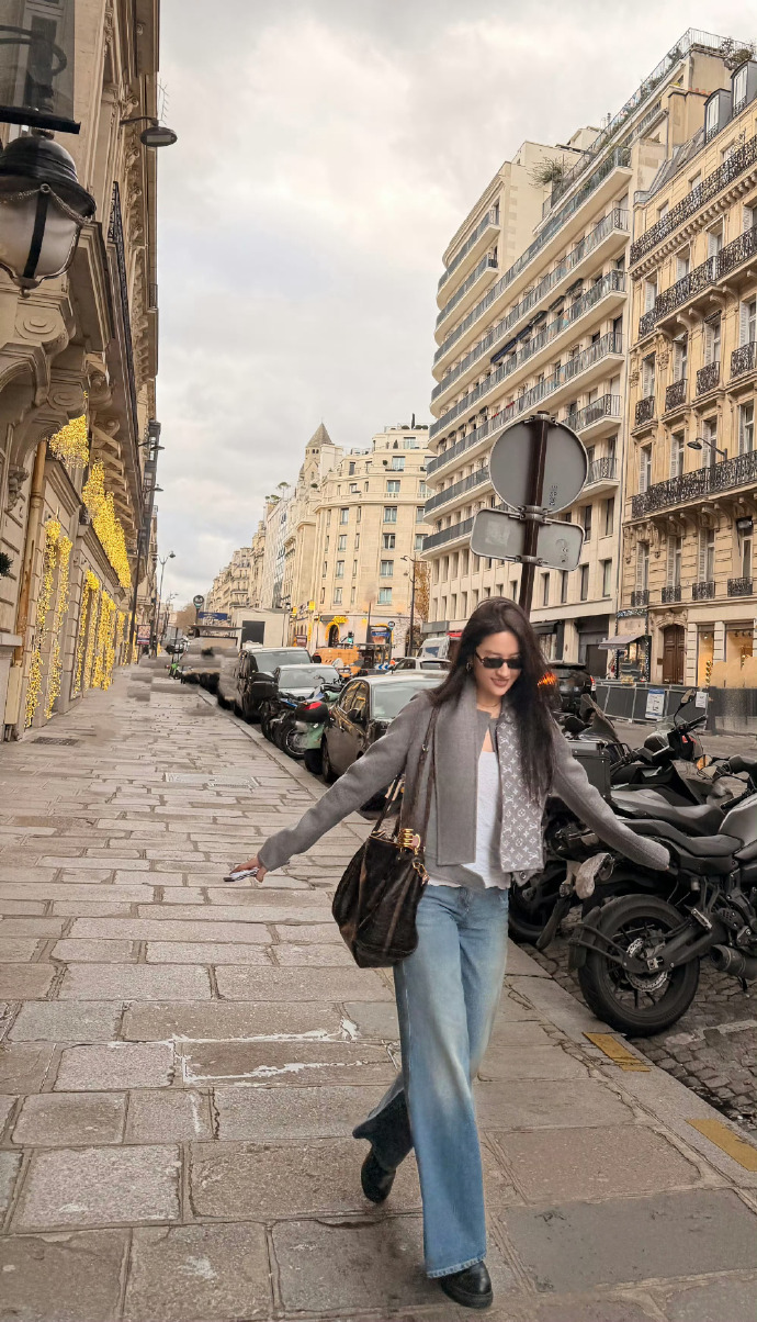 这是拍完LV全球广告的心情，刘亦菲漫步在法国街道，不把生儿子当实绩，事业成功是一