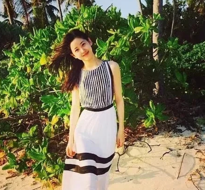 章泽天的外在条件相当出众，那姣好的长相、优雅的气质和傲人的身材，让人不禁遐想，若