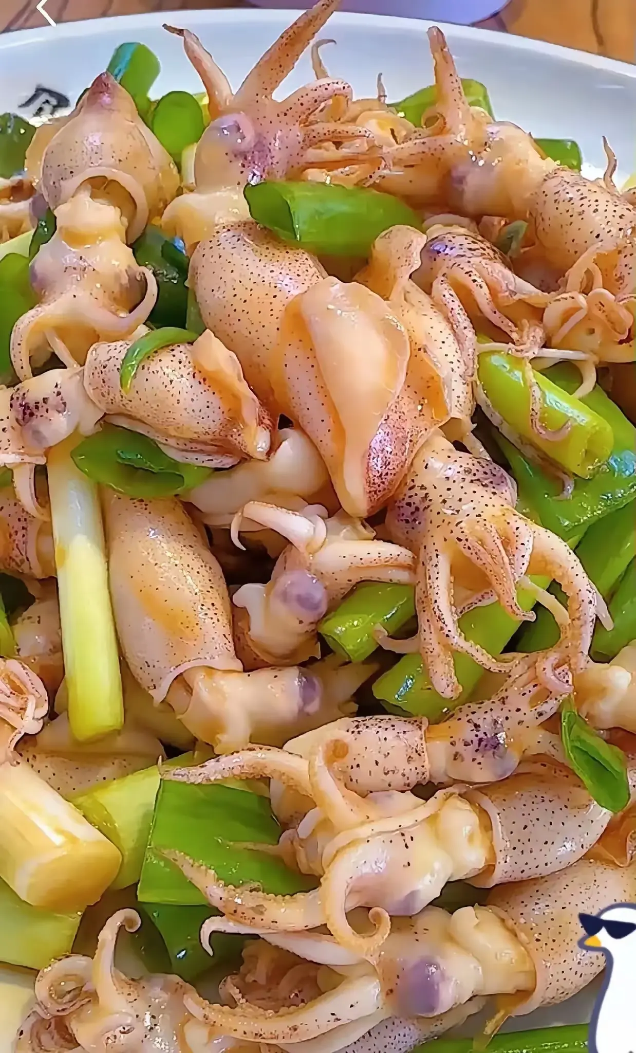 和同事聚餐，有人点了店里卖的较好的一道菜，菜上桌色泽很棒，可我没吃过也没见过，老