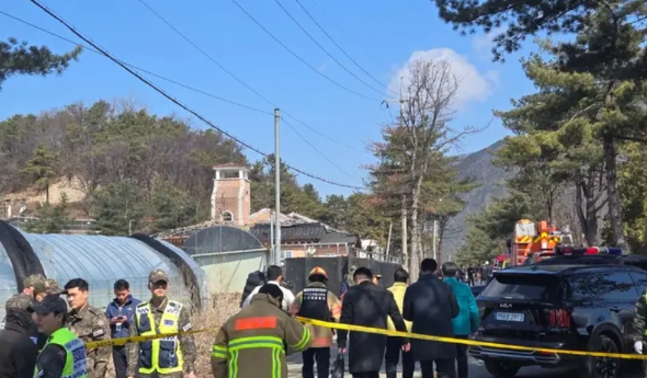 韩国居民人在家中坐，8枚炸弹从天而降
 
美国刚把一艘航母调往韩国展示武力，美韩