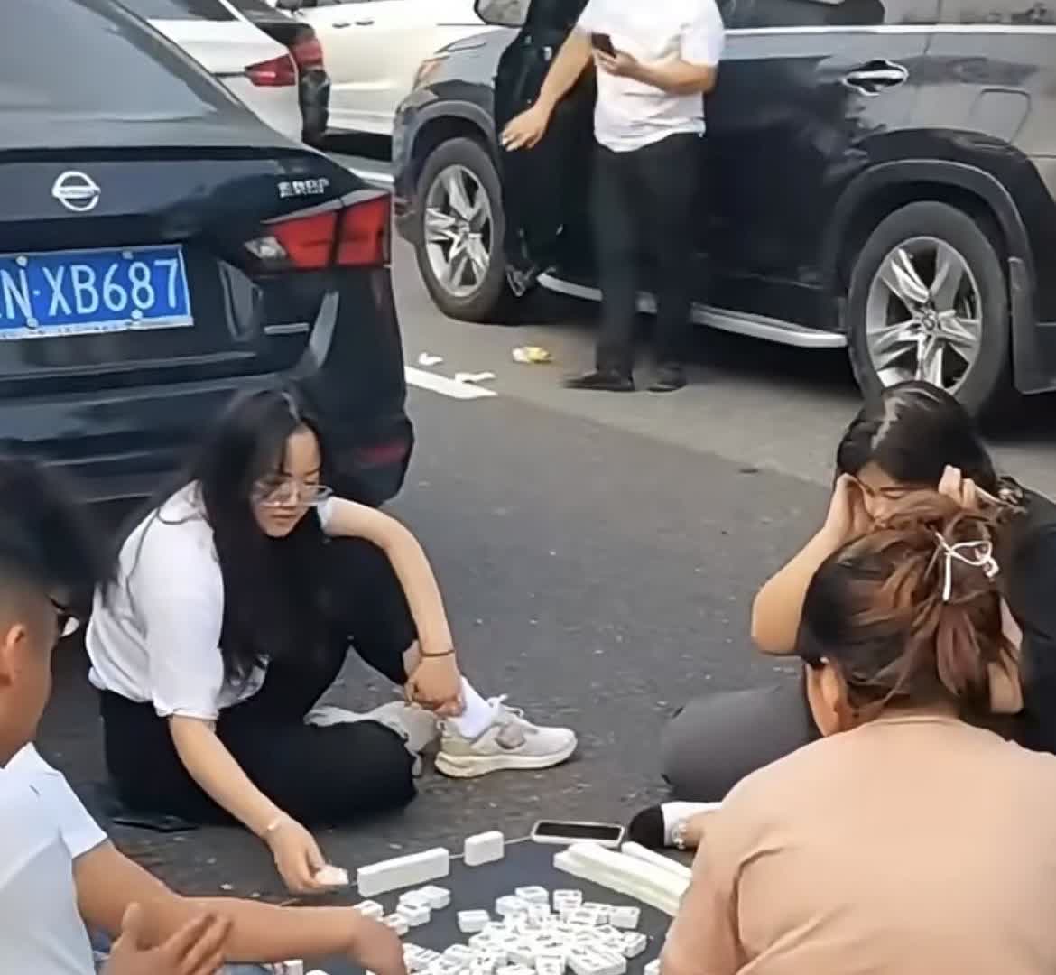 今天让我涨见识了
四川人的麻将瘾究竟有多大
这个国庆路上全是川军
最可笑的