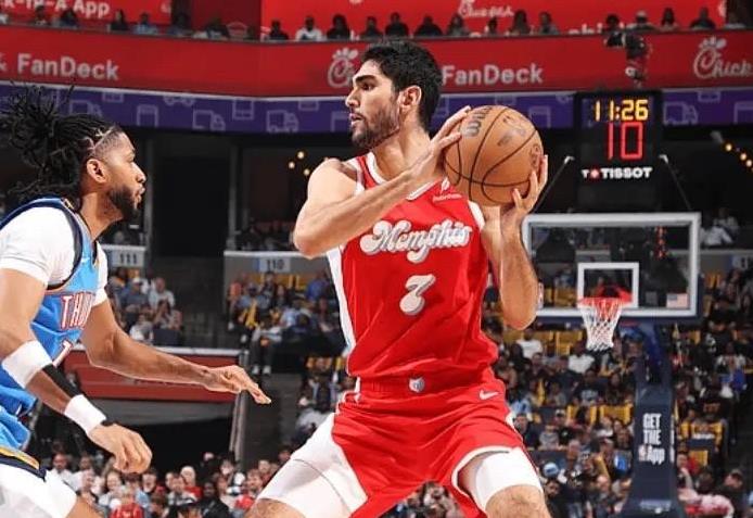 04月27日，今日NBA季后赛里雷霆对阵灰熊的比赛正在进行当中。
半场比赛结束，