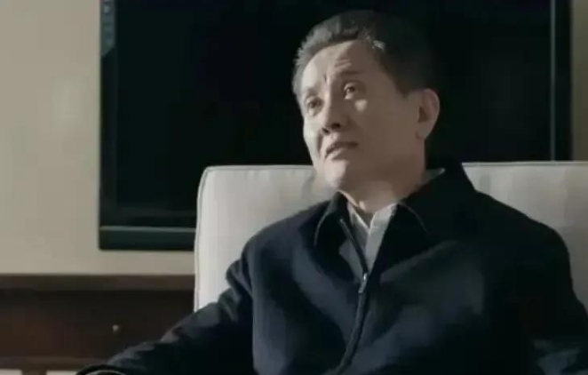 在电视剧《人民的名义》中饰演高育良的演员张志坚为了演好这个角色，居然自掏腰包买了