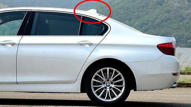 9成车主当摆设！汽车顶上的“鲨鱼鳍”，到底有啥用？关键时刻真能保命吗