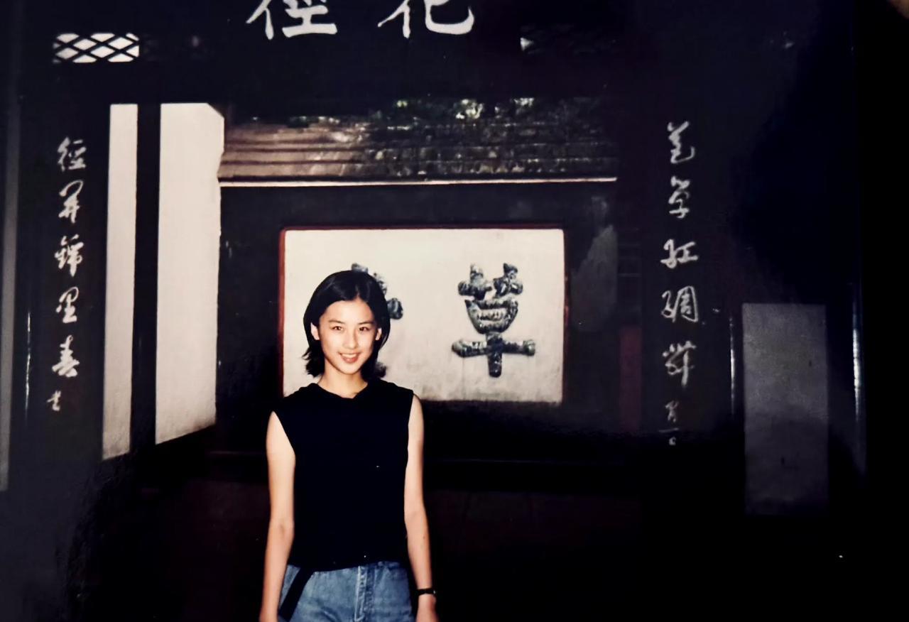 黄圣依晒出15岁青涩旧照引回忆杀！镜头里少女眼神清澈灵动，笑意盛满青春朝气。她配