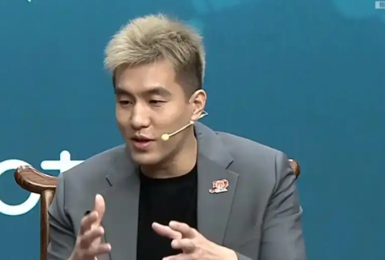郭艾伦或加入北京！
在解说CBA第五场总决赛时，郭艾伦表现非常活跃。除了调侃美女