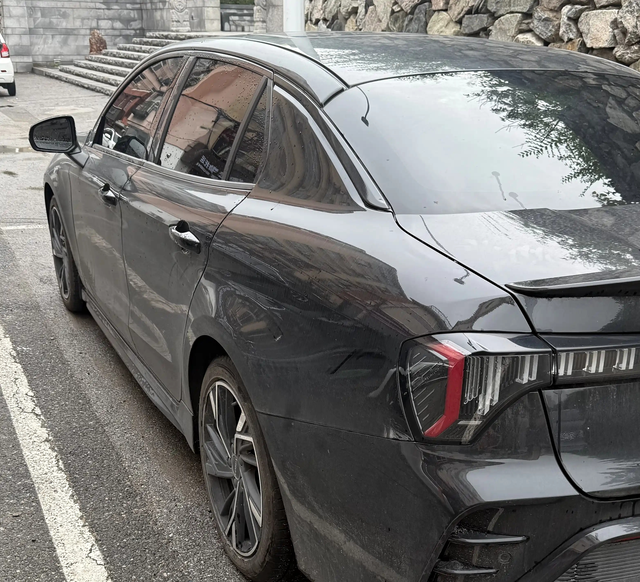 开车去加油
被大学生小哥问这是什么，宽体低趴车身加遛背车尾，小哥夸03这造型绝了