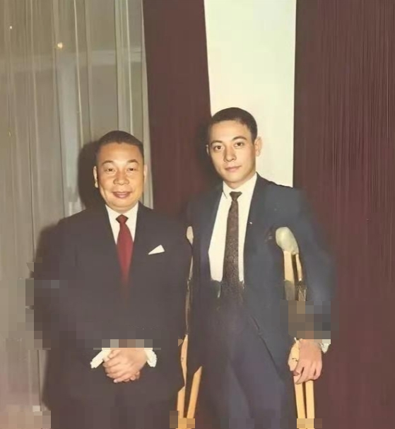 1970年，蒋经国和拄拐的长子蒋孝文的合影，蒋孝文拄拐不是因为他受伤，而是他的身
