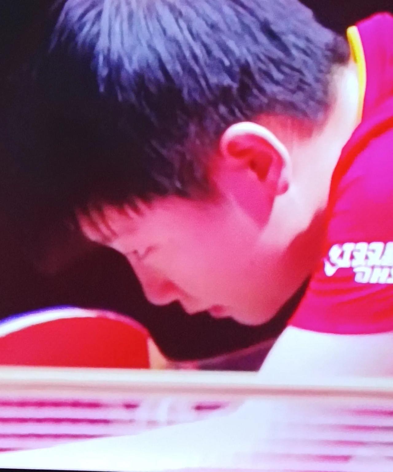 第六局，王曼昱一个神仙般的擦边球，把比赛拖进决胜局。
前两局，孙颖莎2:0占得先